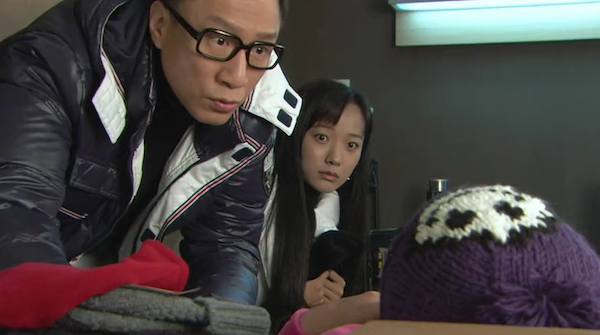 罗书全虚弱地躺在沙发上